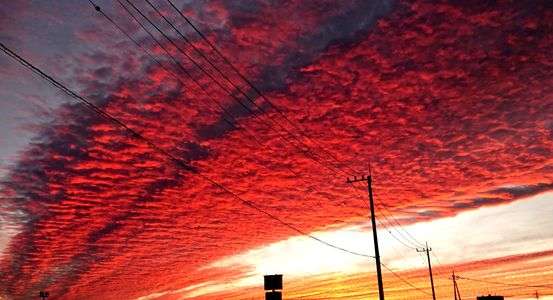 燃えたぎる夕空。