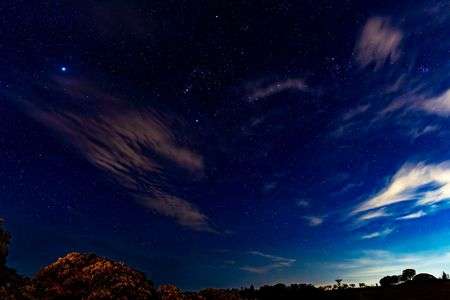 日の出前、星の残る空