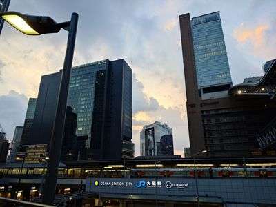 夏の夕暮れとスカイビル