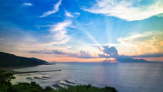 御輿来海岸に刺す光