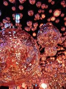 光輝く球体の間