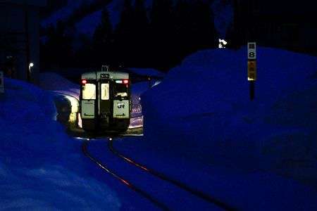 雪の中を進む只見線