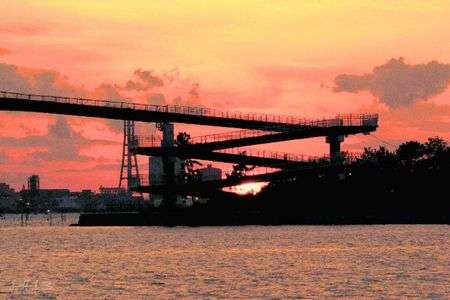 中の島大橋の中に夕陽