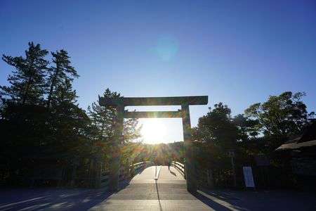 日の出の鳥居　伊勢神宮