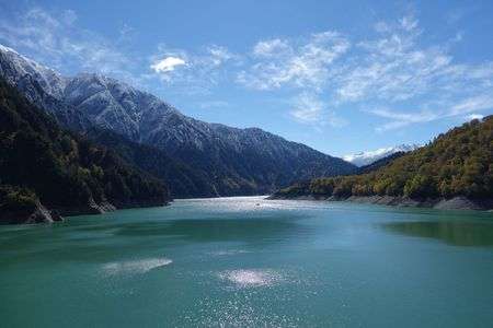 黒四ダムから初冠雪を臨む