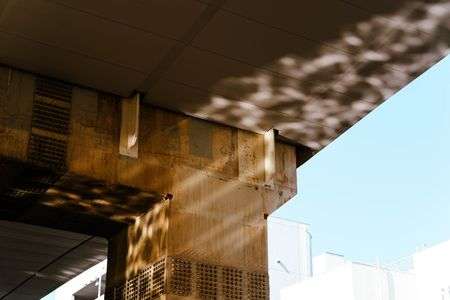 橋梁と水面の反射光