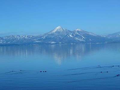 12月20日磐梯山と猪苗代湖　穏やかです。