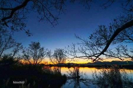 湖面を照らす夕陽の光