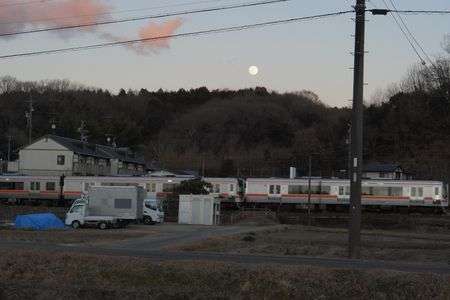 満月とローカル線
