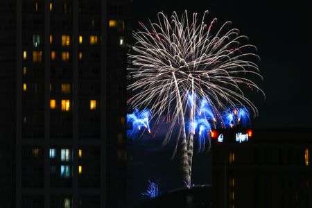 ビルの隙間に秋華火