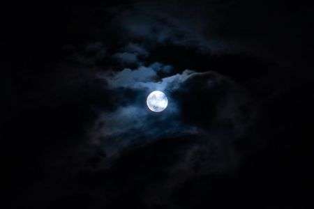 梅雨の合間の月