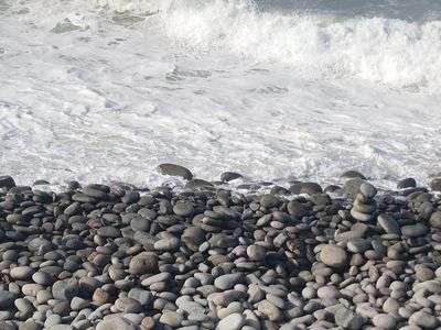 白波立つ鳴り石の浜