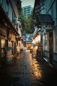 雨上がりの路地