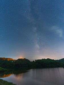 ダム湖上の星空