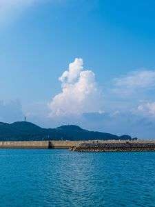 港から臨む入道雲