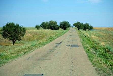 カザフ、無人の道、続く