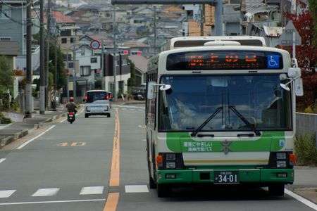 山を上がる高槻のバス