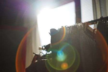 ハンガーラックの隙間から